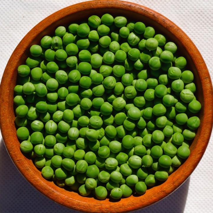 Whole green peas in a bowl